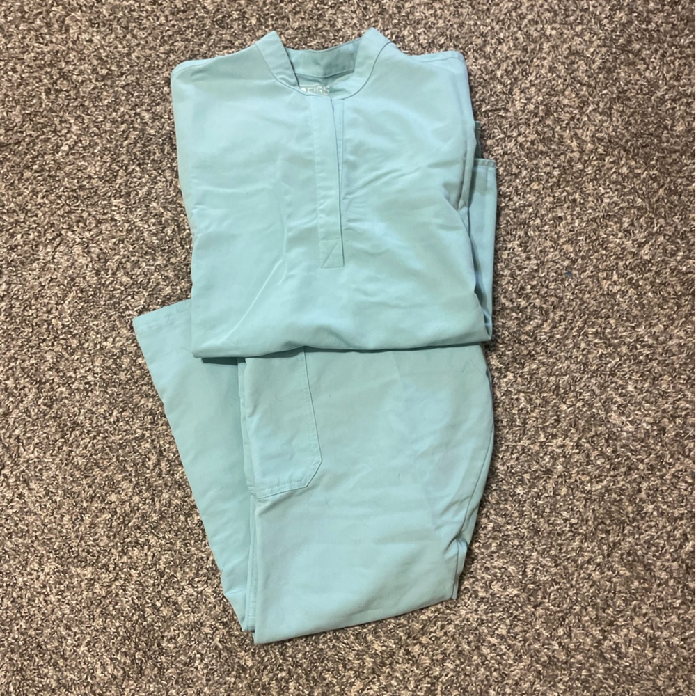 Rafaela oversize top size medium & Yola skinny pants size XL regular. Mint color